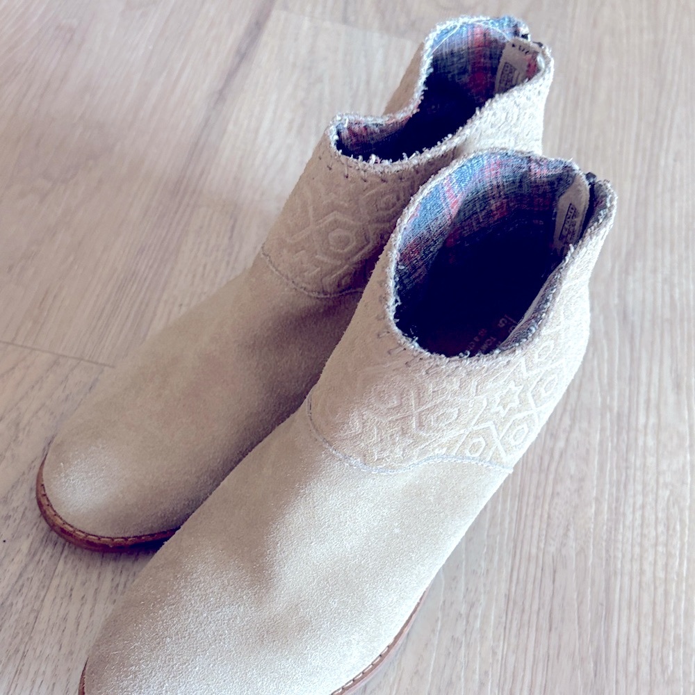 Toms bohemian suede Textured Cream Ankle Booties leather size 6.5 wide